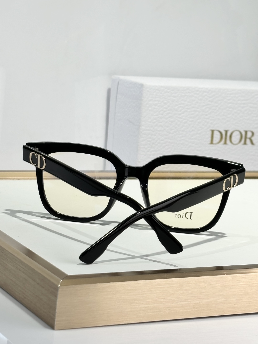  DIORCD1
size：50-20-145
自带蓝膜镜片
方块设计更加修饰脸型
