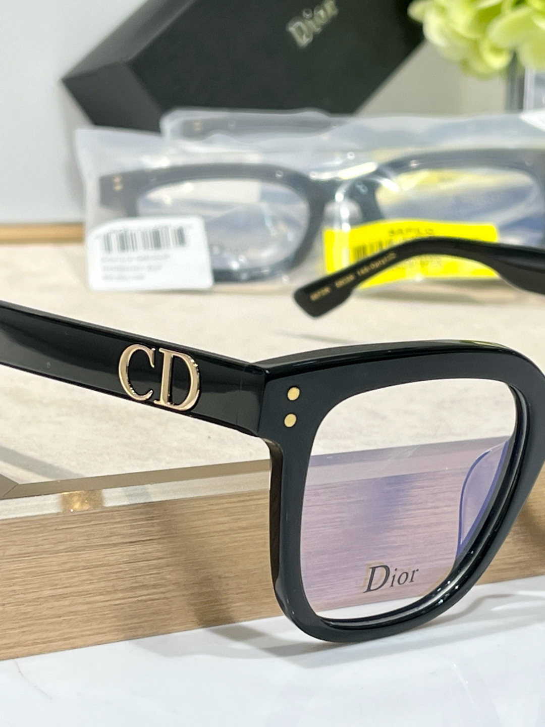  DIORCD1
size：50-20-145
自带蓝膜镜片
方块设计更加修饰脸型
