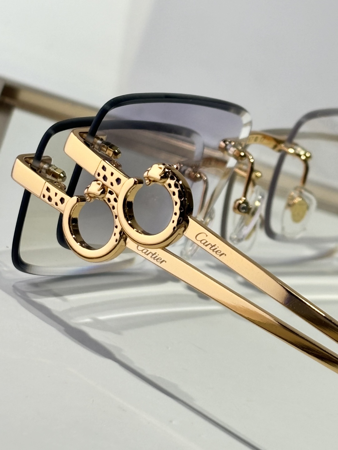  Cartier
Photo chromic lenes 
CT0653
size：57口17-138✔
