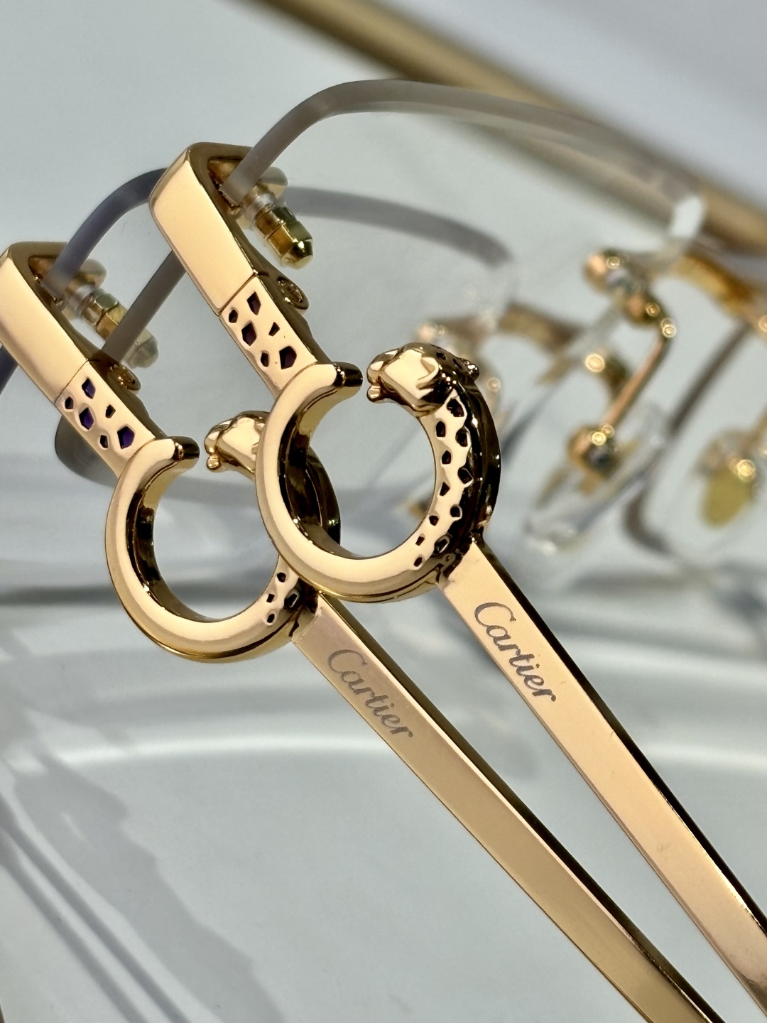  Cartier
Photo chromic lenes 
CT0653
size：57口17-138✔
