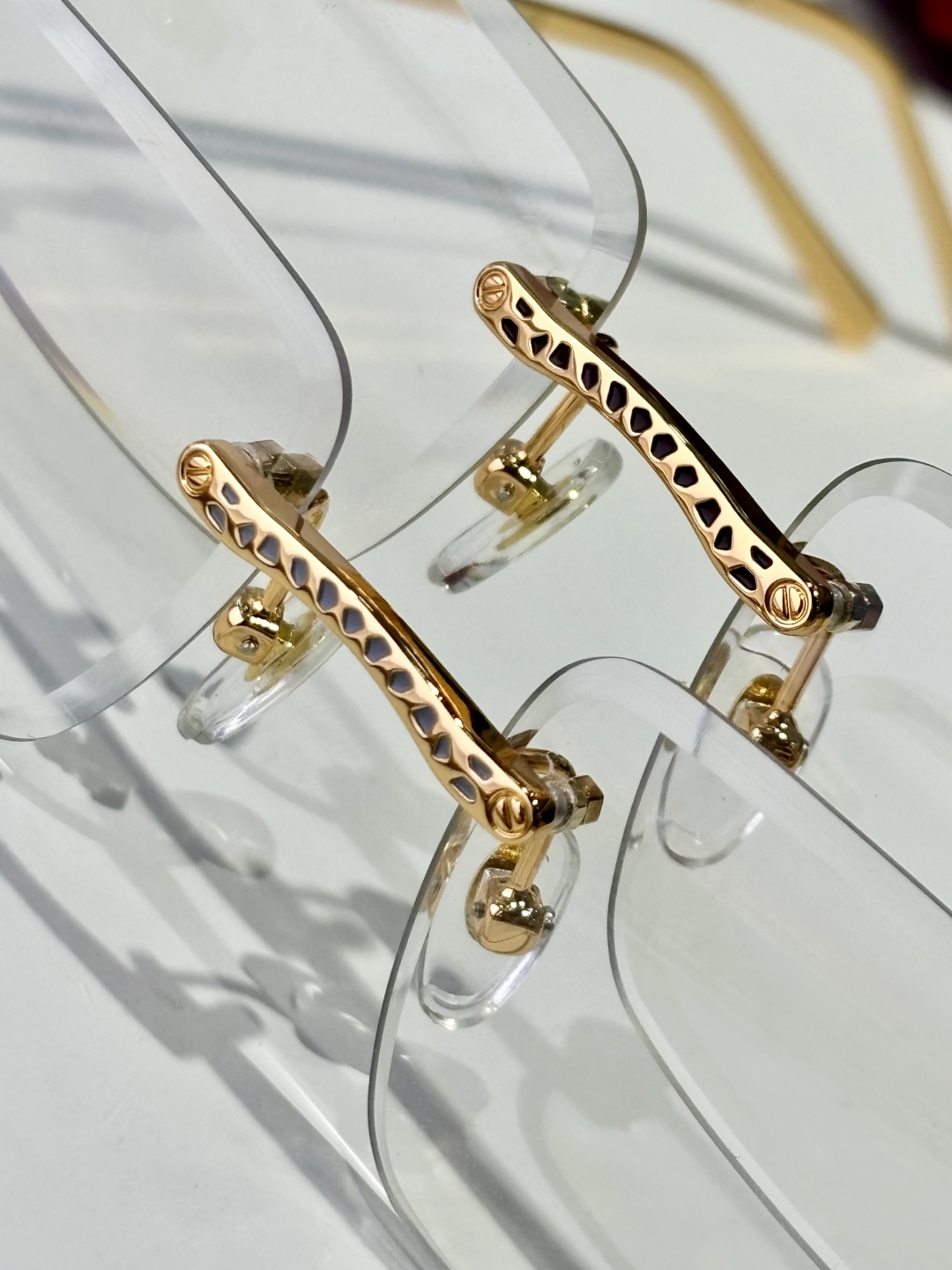  Cartier
Photo chromic lenes 
CT0653
size：57口17-138✔