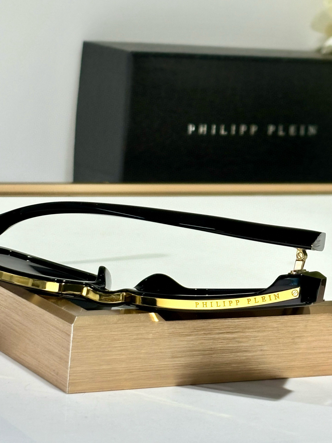  PHILIPP PLEIN 
采用进口板材切割抛光处理
光泽感满满～
加厚的板料使眼镜更加立体
MOD