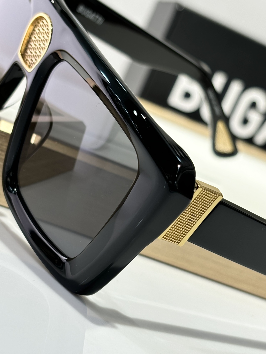  BUGATT
布加迪Bugatti-太阳镜上线咯
MODEL：02，SIZE53-21-143
Bug