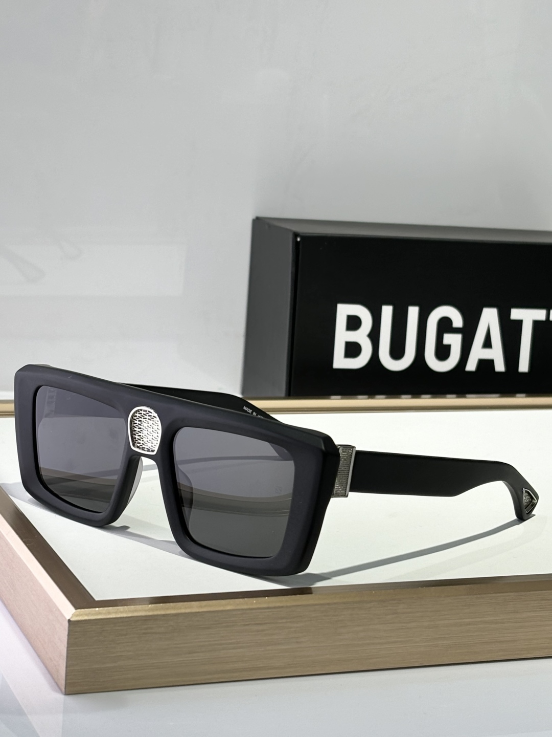  BUGATT
布加迪Bugatti-太阳镜上线咯
MODEL：02，SIZE53-21-143
Bug