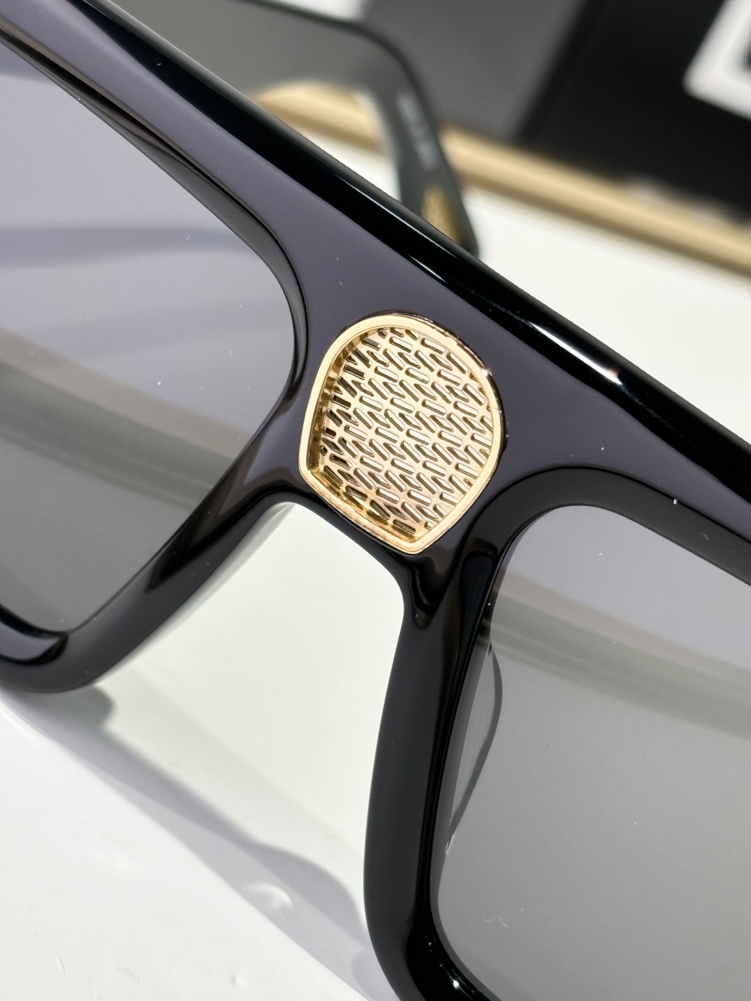  BUGATT
布加迪Bugatti-太阳镜上线咯
MODEL：02，SIZE53-21-143
Bug