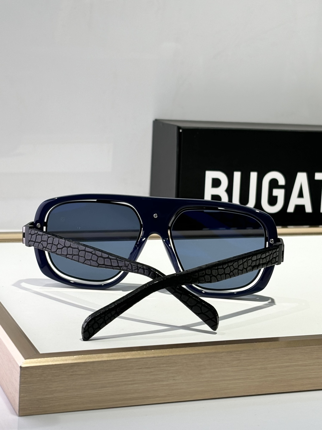  BUGATT
布加迪Bugatti-太阳镜上线咯
MODEL：02，SIZE53-21-143
Bug