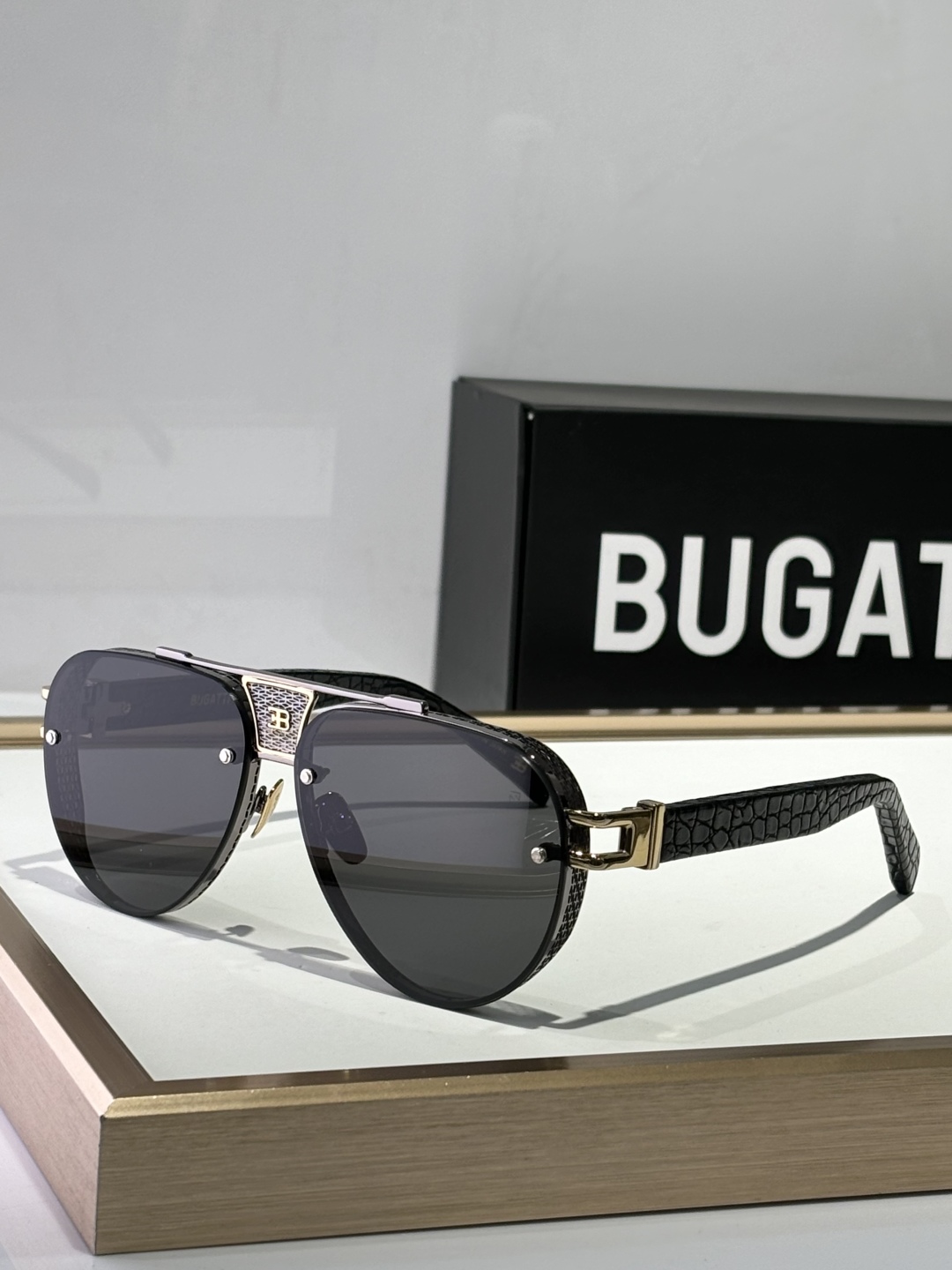  BUGATT
布加迪Bugatti-太阳镜上线咯
MODEL：05，SIZE62-13-147.
Bu