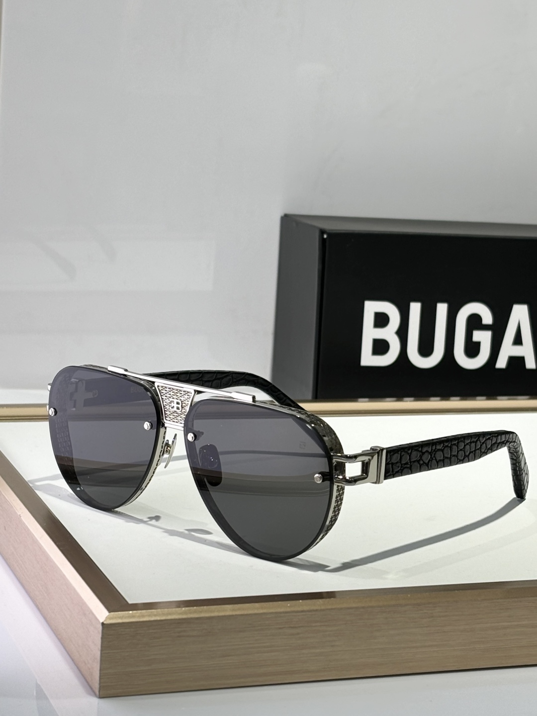  BUGATT
布加迪Bugatti-太阳镜上线咯
MODEL：05，SIZE62-13-147.
Bu