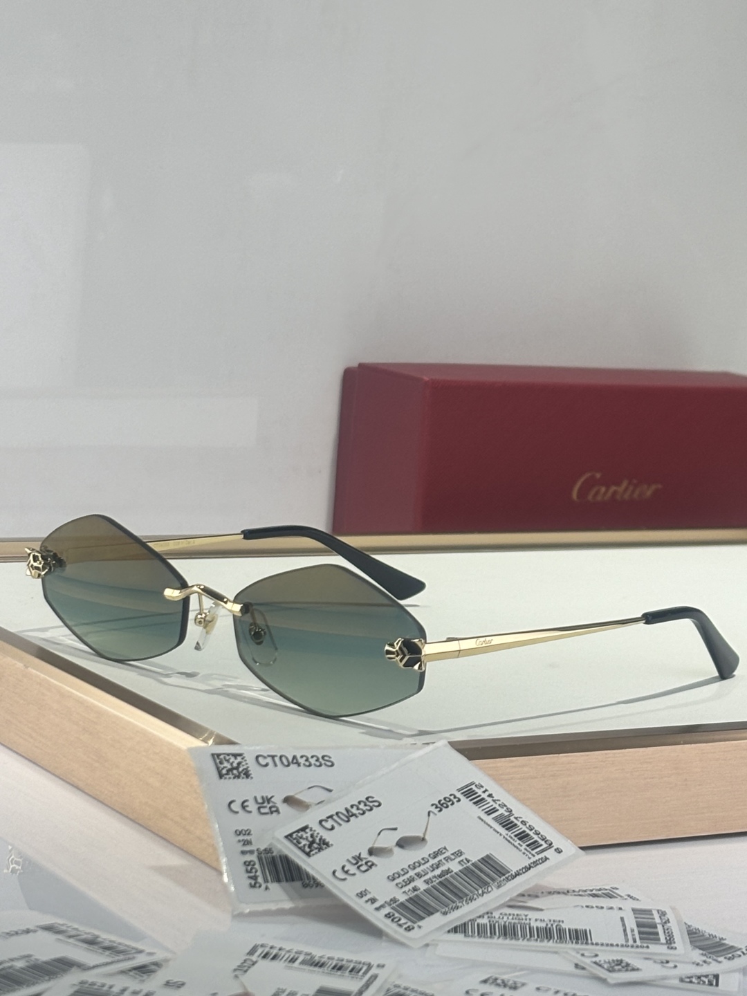  新颜色 高品质不怕对比
zP 打版
高精篆刻工艺
顶奢🌟🌟🌟🌟 
Cartier
Mod：CT0433