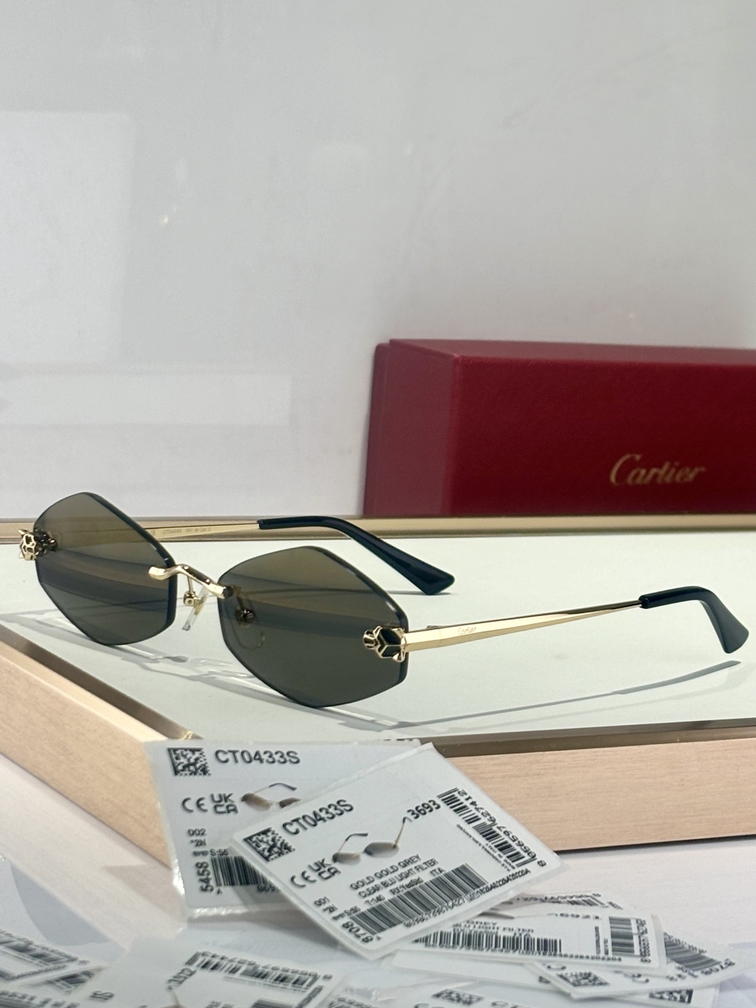  新颜色 高品质不怕对比
zP 打版
高精篆刻工艺
顶奢🌟🌟🌟🌟 
Cartier
Mod：CT0433