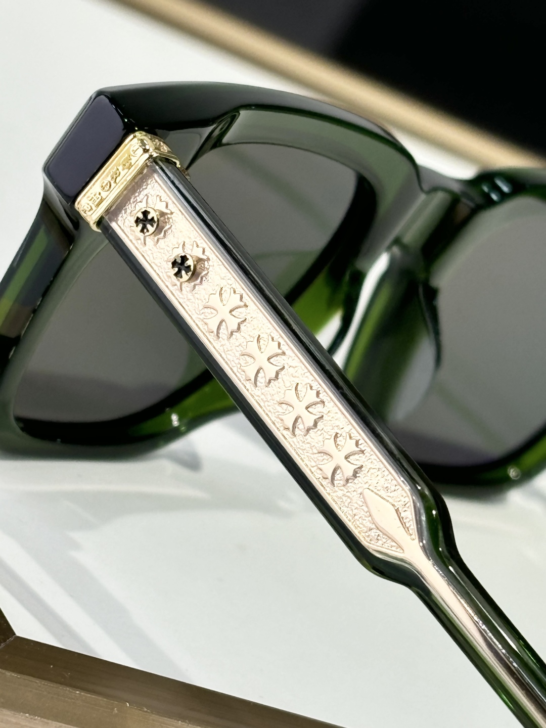  CHROME HEART
MODAMBIDXTROUS
SIZE：53-21-147
