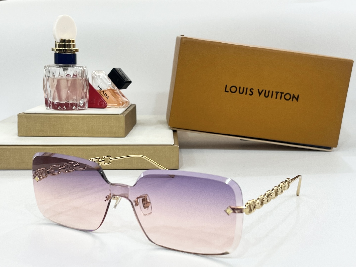  LOUIS VUITTO*
MODEL：Z20330
SIZE：146口0
