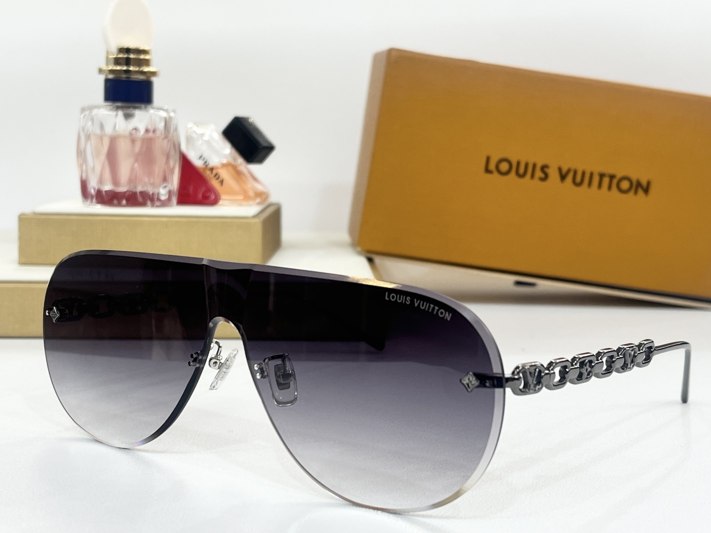 LOUIS VUITTO*
MODEL：Z2032U
SIZE：146口0

