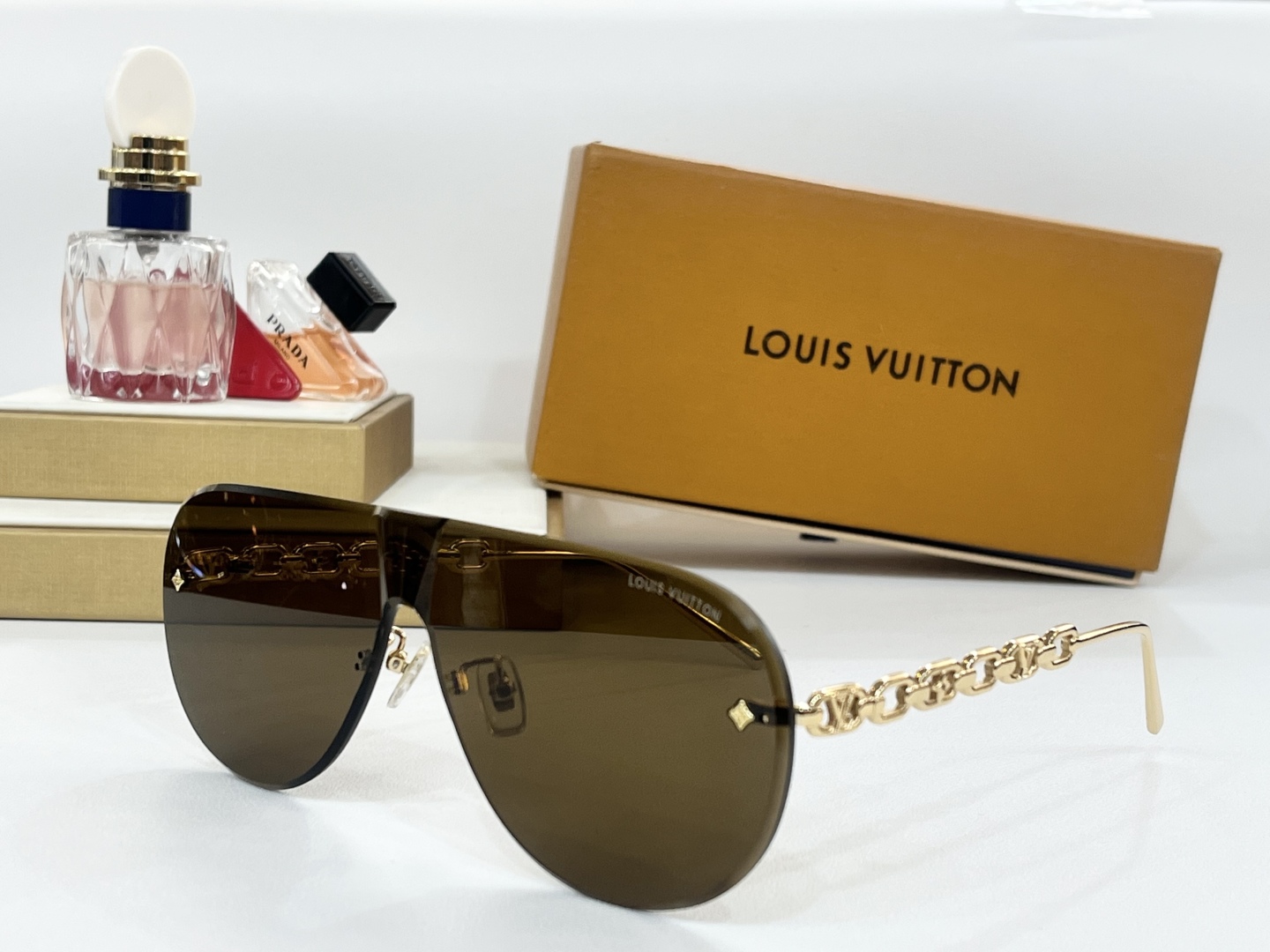  LOUIS VUITTO*
MODEL：Z2032U
SIZE：146口0
