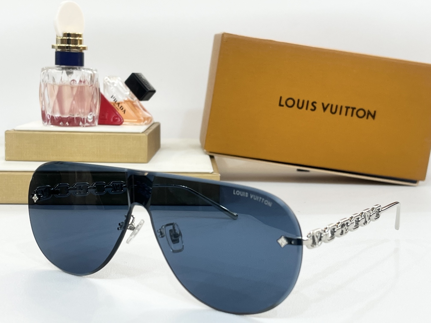  LOUIS VUITTO*
MODEL：Z2032U
SIZE：146口0
