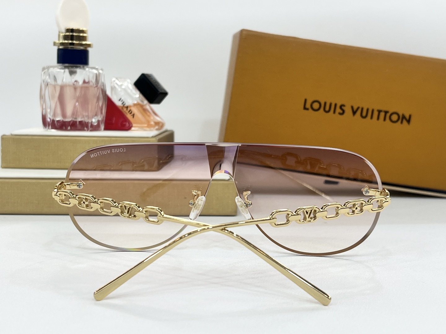  LOUIS VUITTO*
MODEL：Z2032U
SIZE：146口0

