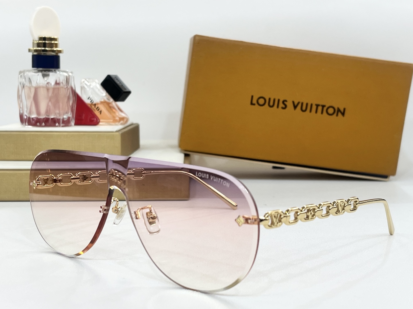  LOUIS VUITTO*
MODEL：Z2032U
SIZE：146口0
