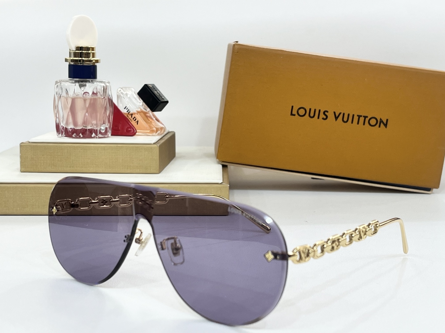  LOUIS VUITTO*
MODEL：Z2032U
SIZE：146口0
