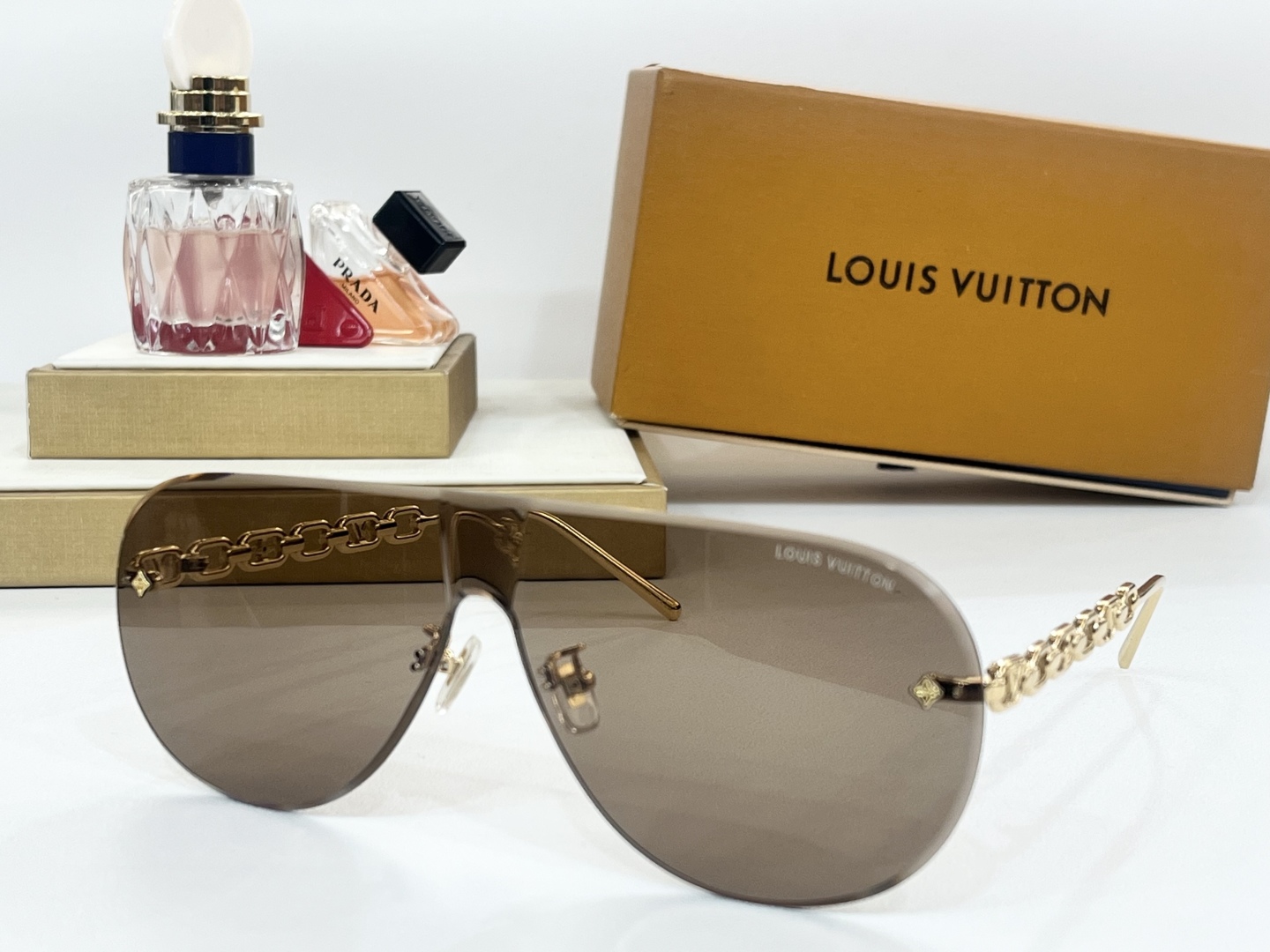  LOUIS VUITTO*
MODEL：Z2032U
SIZE：146口0
