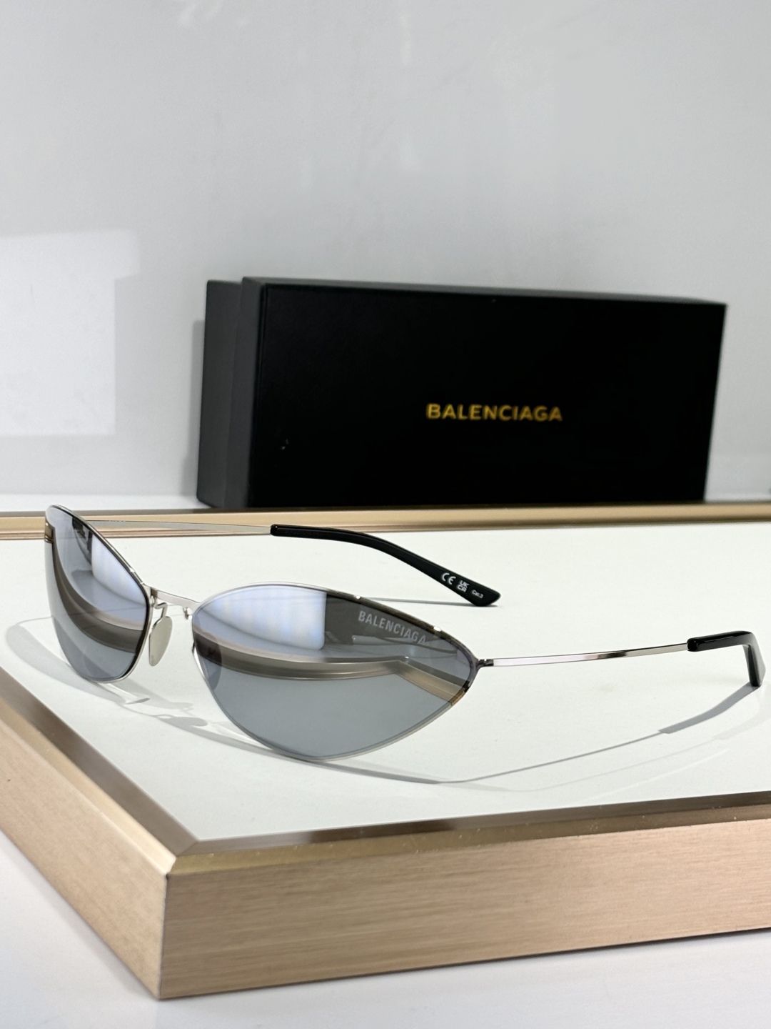  Balenciag*
Mod：BB0350S
流畅线条
打造超轻镜架
未来感十足
