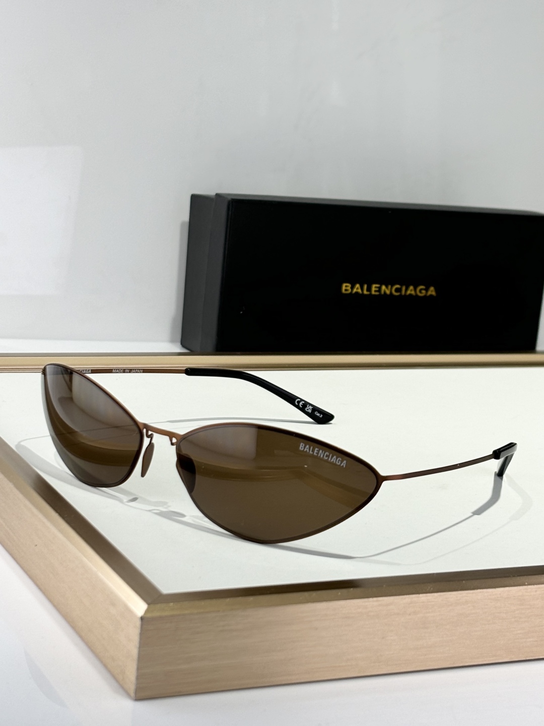  Balenciag*
Mod：BB0350S
流畅线条
打造超轻镜架
未来感十足
