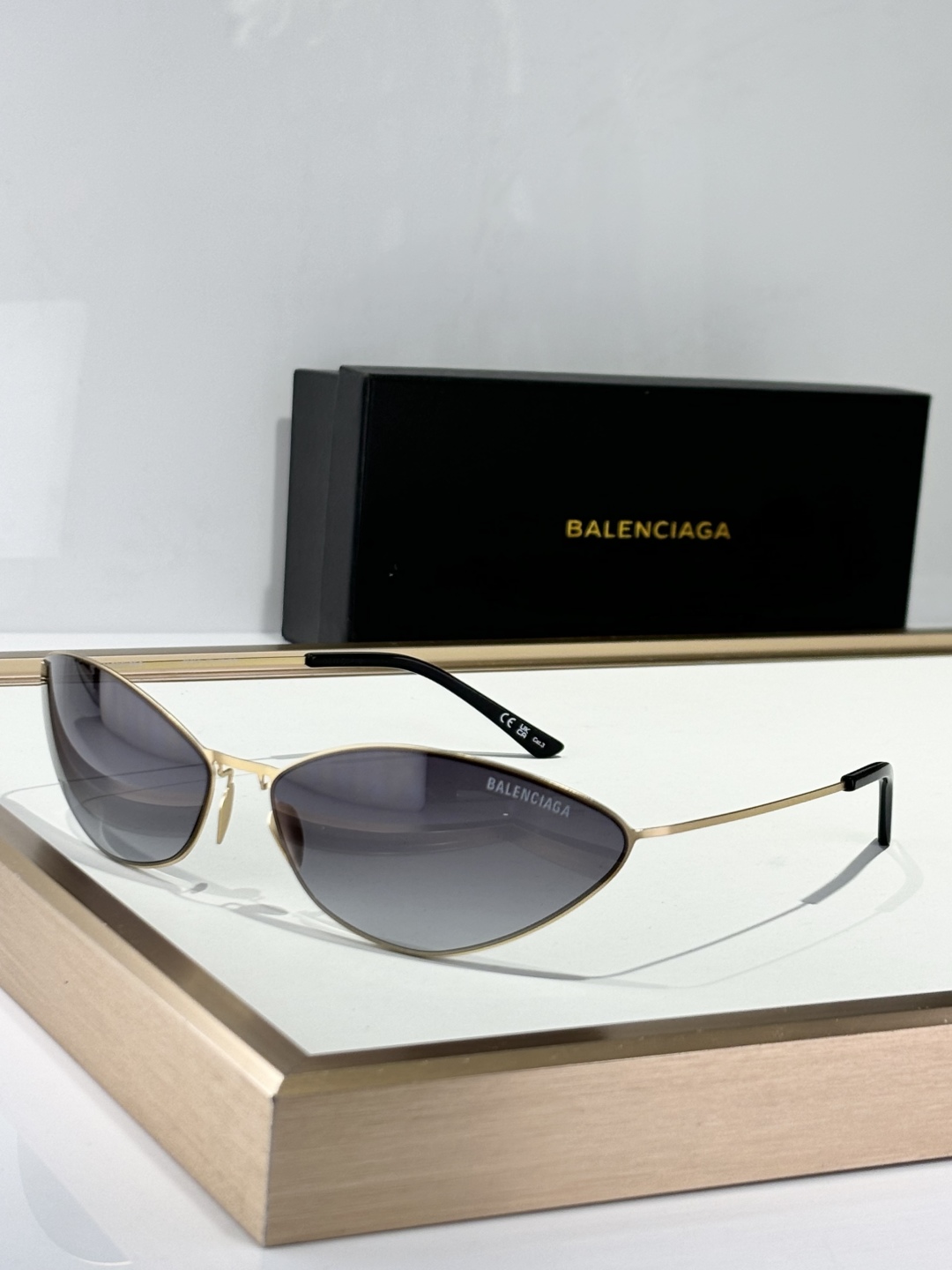  Balenciag*
Mod：BB0350S
流畅线条
打造超轻镜架
未来感十足
