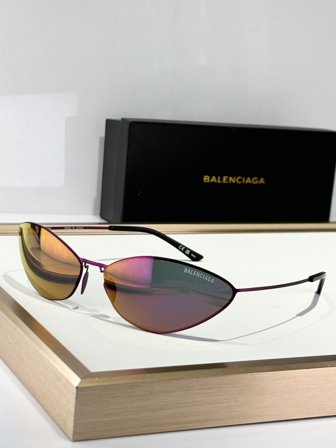  Balenciag*
Mod：BB0350S
流畅线条
打造超轻镜架
未来感十足
