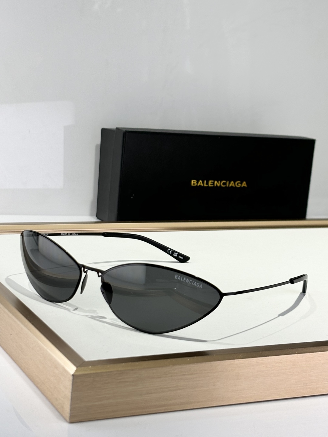  Balenciag*
Mod：BB0350S
流畅线条
打造超轻镜架
未来感十足
