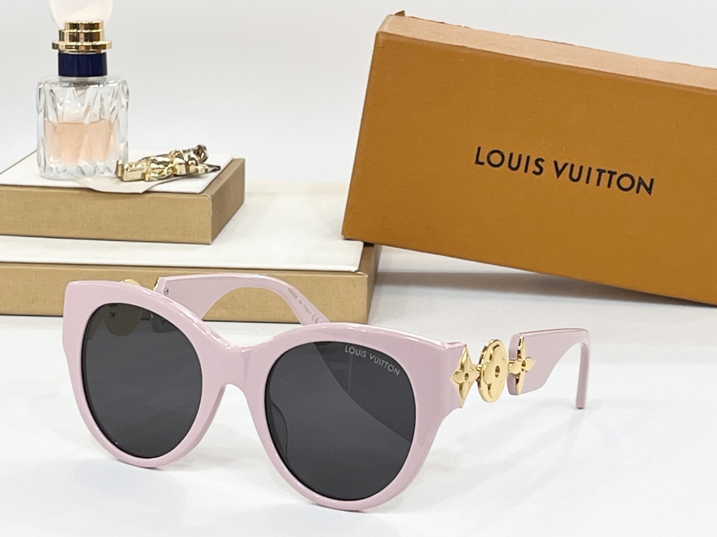  LOUIS VUITTON
MOD：Z2250W
Size：53口22-135

