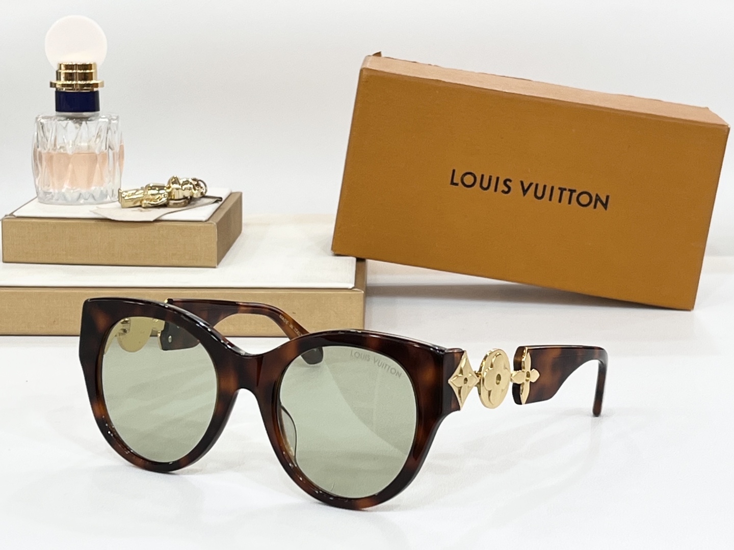  LOUIS VUITTON
MOD：Z2250W
Size：53口22-135
