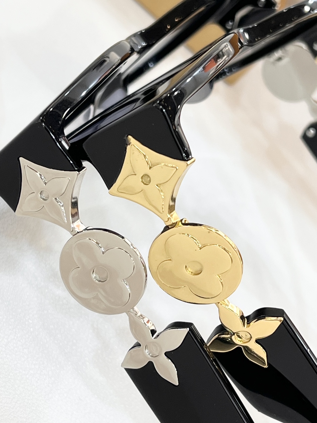  LOUIS VUITTON
MOD：Z2250W
Size：53口22-135
