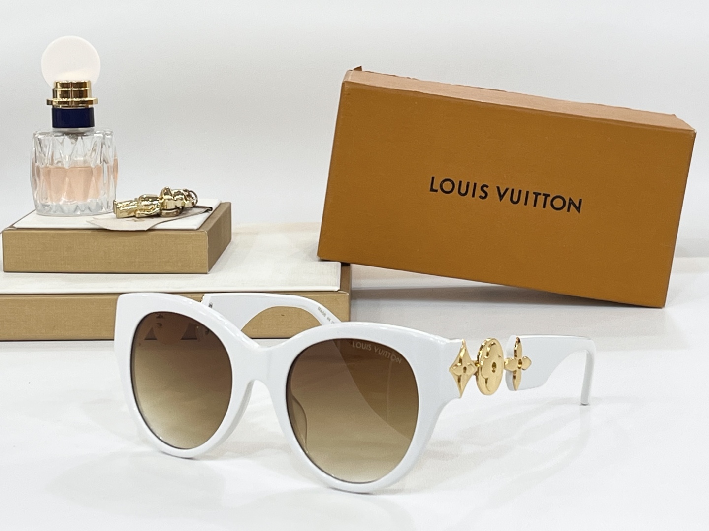  LOUIS VUITTON
MOD：Z2250W
Size：53口22-135

