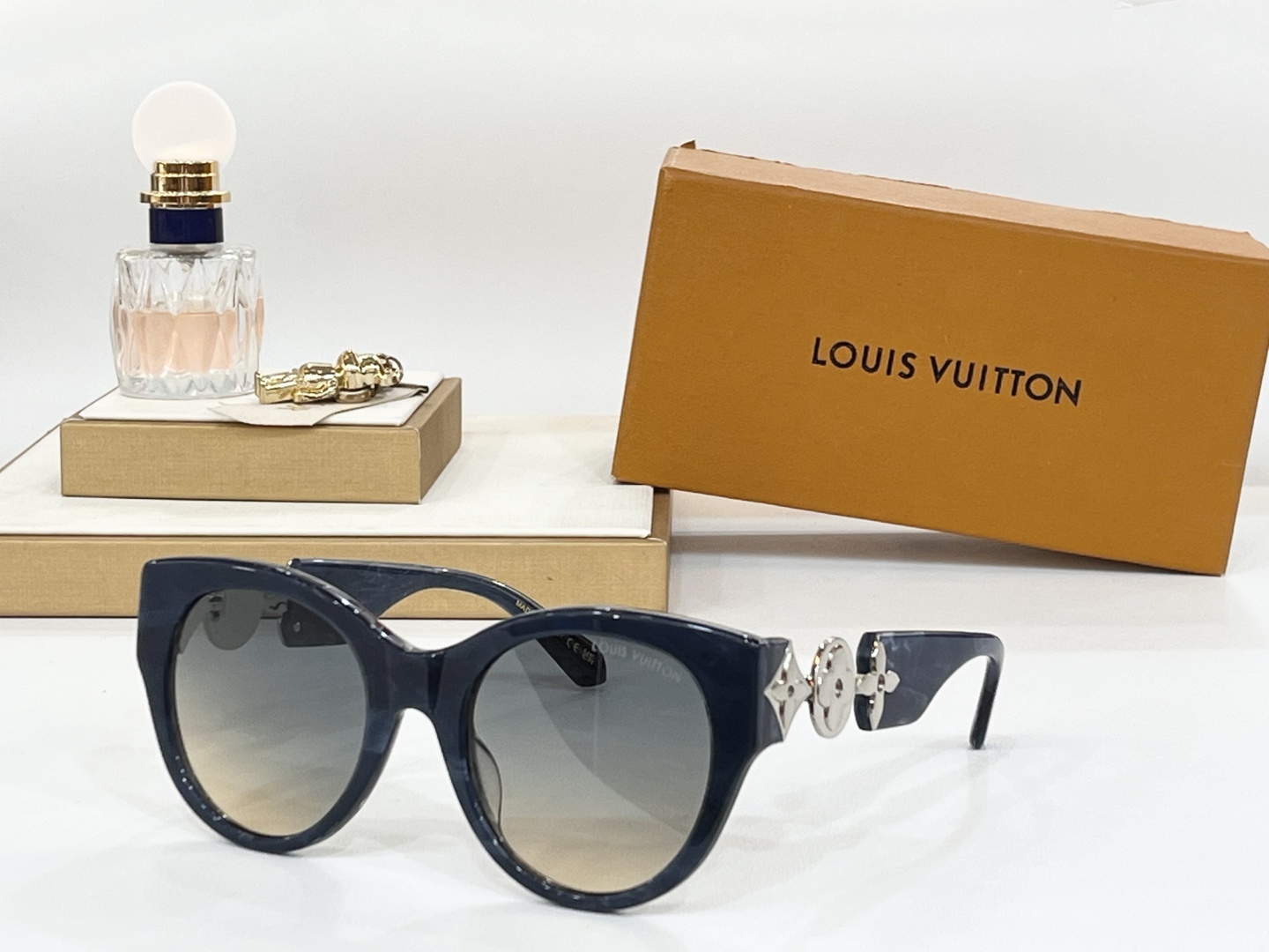  LOUIS VUITTON
MOD：Z2250W
Size：53口22-135
