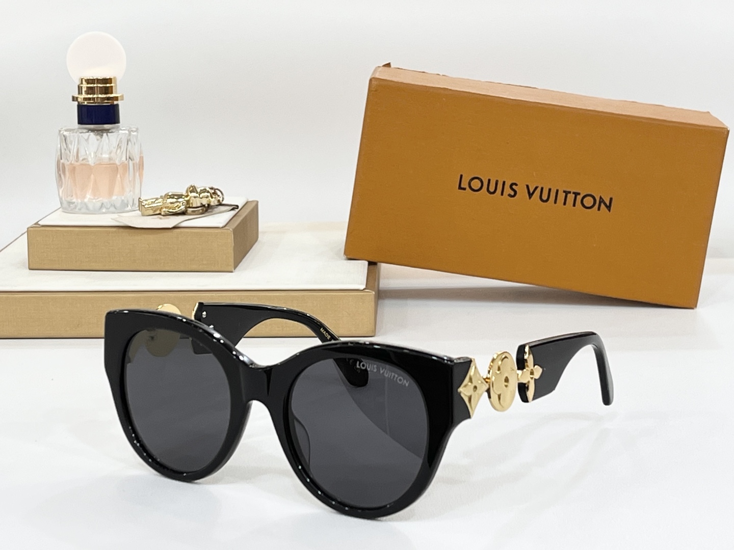  LOUIS VUITTON
MOD：Z2250W
Size：53口22-135
