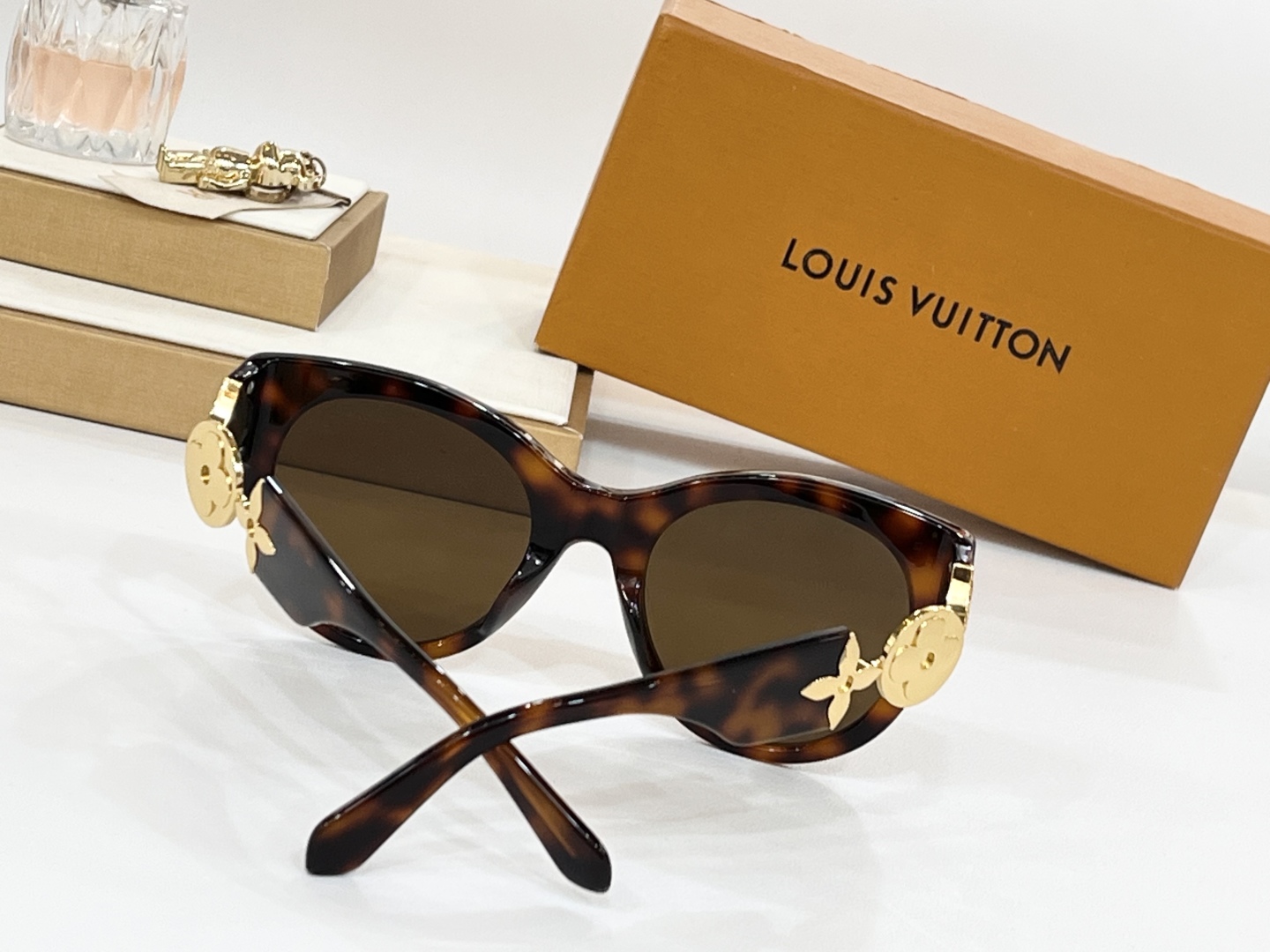  LOUIS VUITTON
MOD：Z2250W
Size：53口22-135
