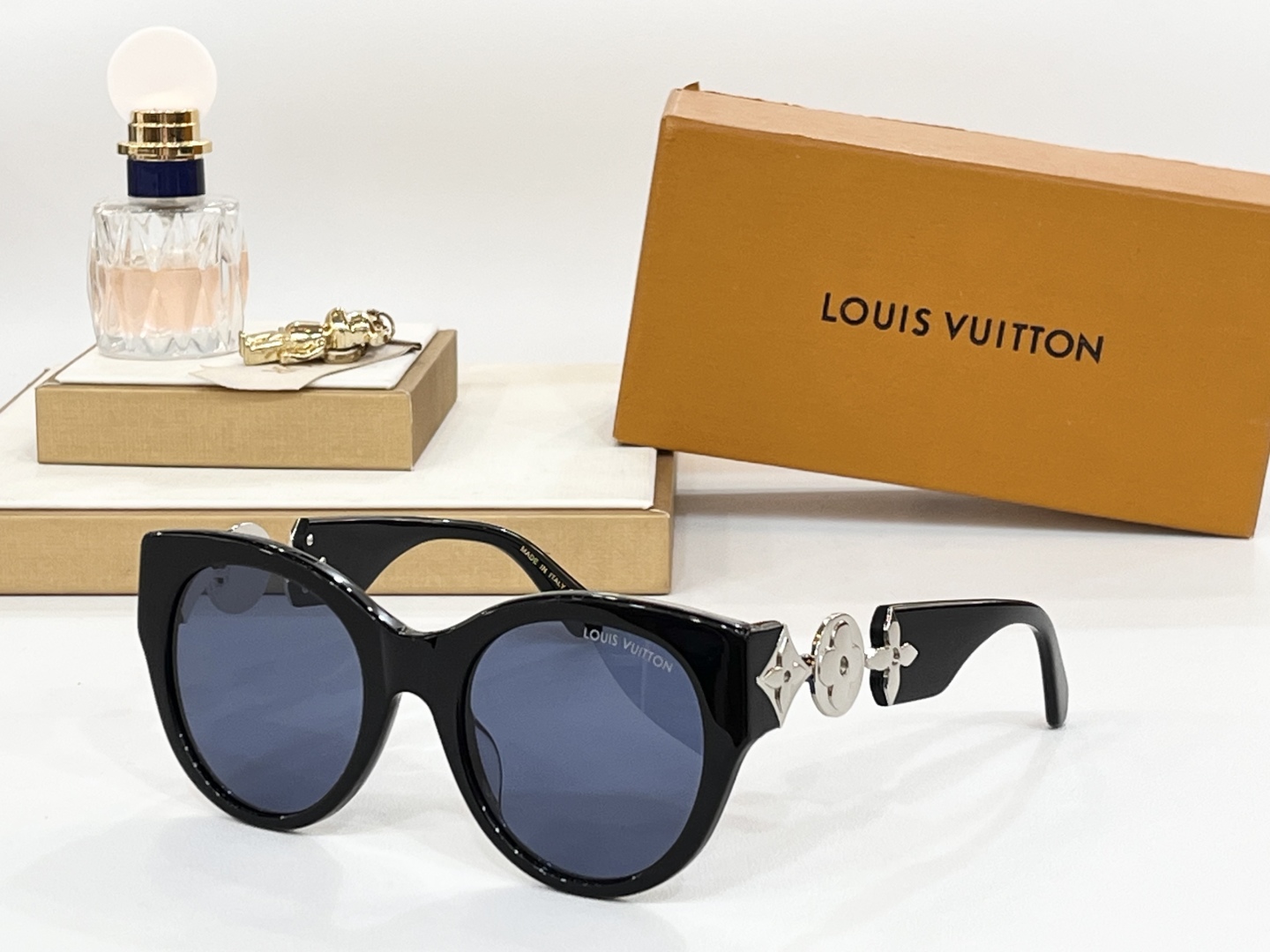  LOUIS VUITTON
MOD：Z2250W
Size：53口22-135
