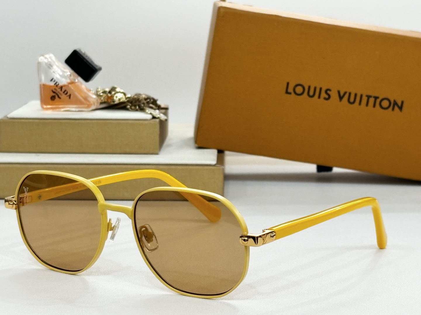  LOUIS VUITTON
MOD：Z2046U
Size：57口17-145
