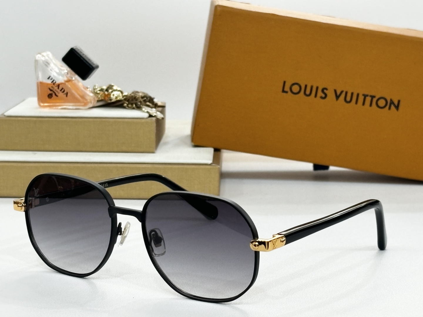  LOUIS VUITTON
MOD：Z2046U
Size：57口17-145
