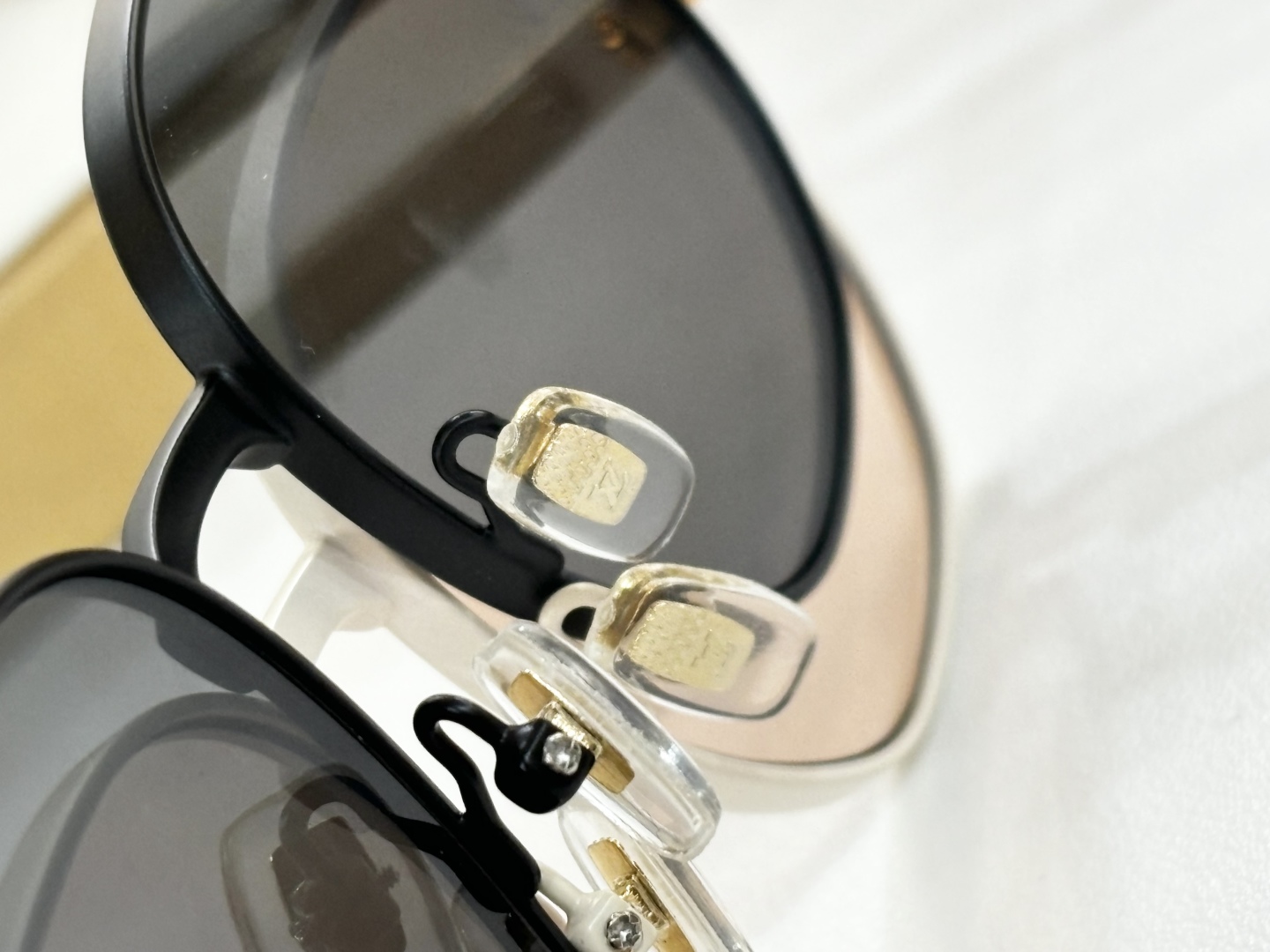  LOUIS VUITTON
MOD：Z2046U
Size：57口17-145
