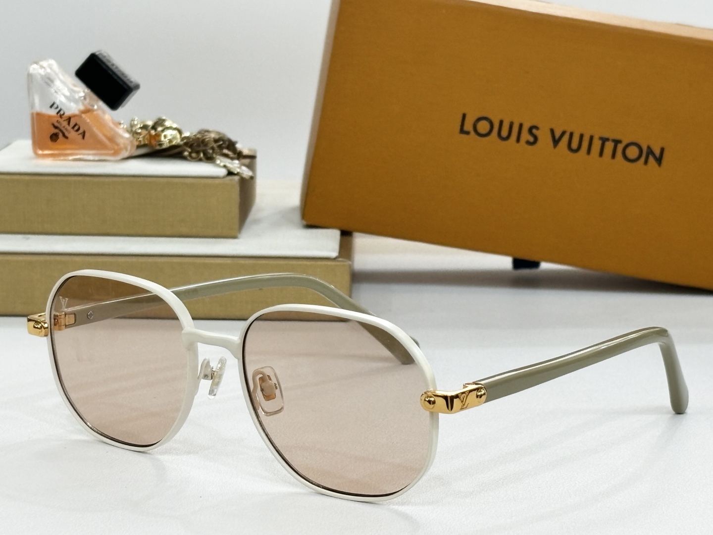  LOUIS VUITTON
MOD：Z2046U
Size：57口17-145
