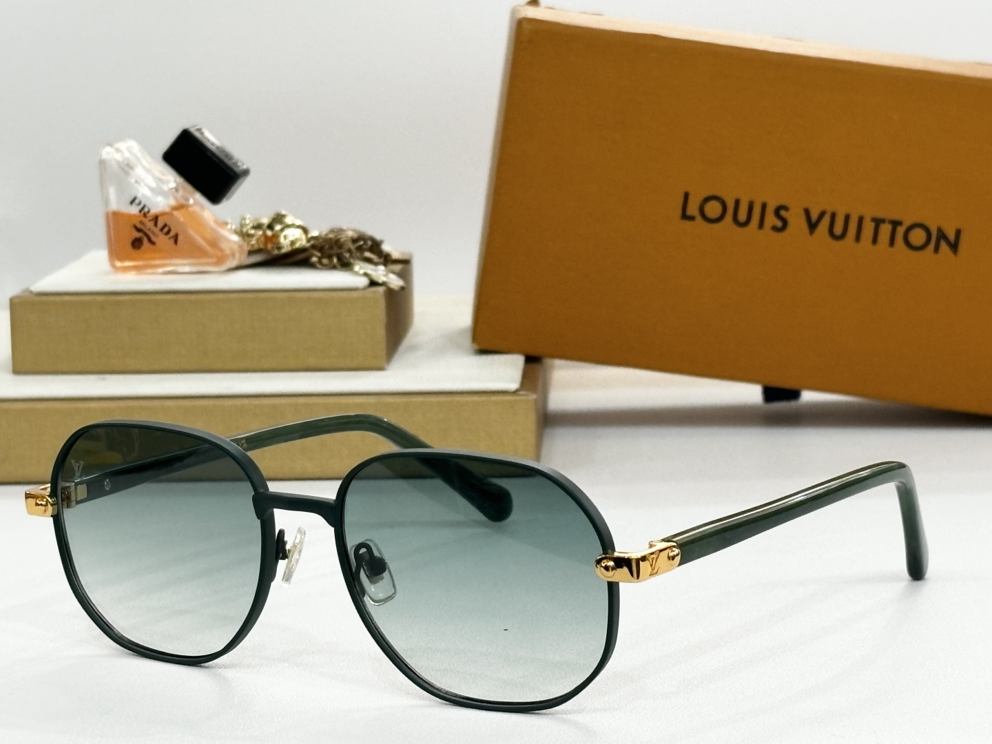  LOUIS VUITTON
MOD：Z2046U
Size：57口17-145
