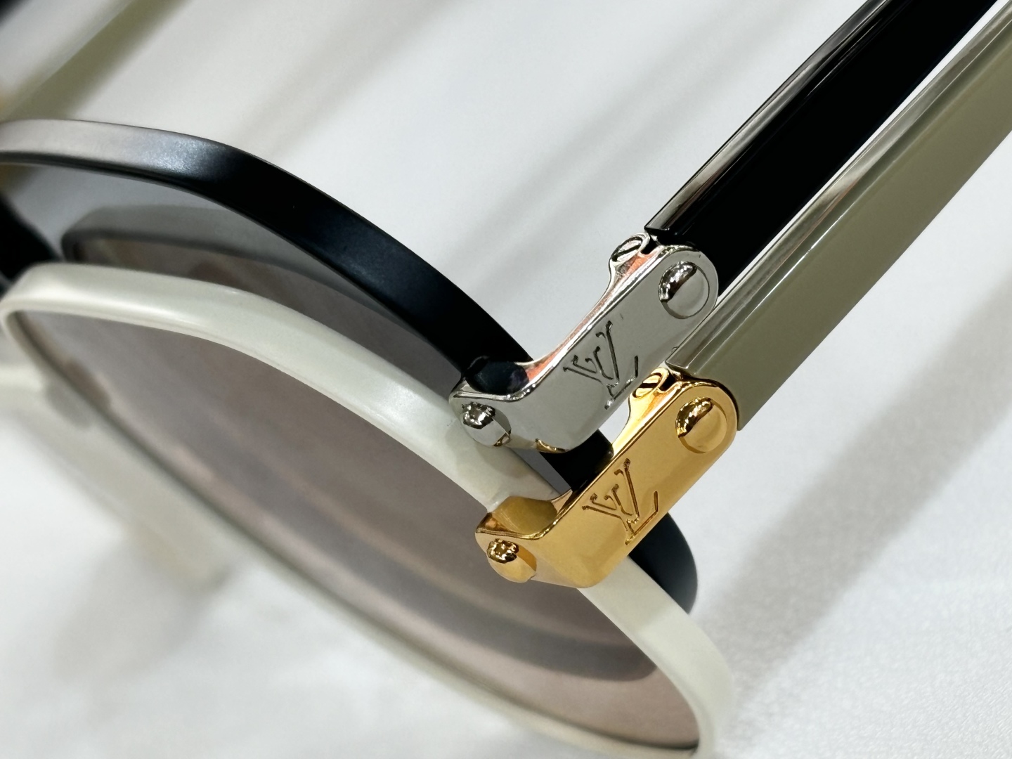  LOUIS VUITTON
MOD：Z2046U
Size：57口17-145
