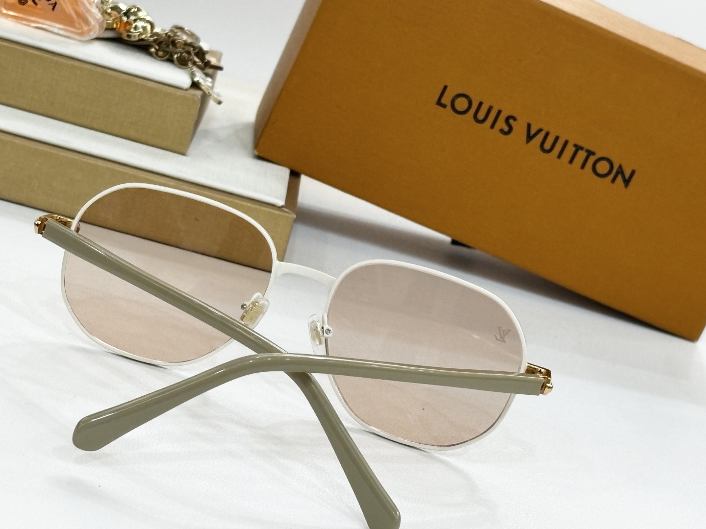  LOUIS VUITTON
MOD：Z2046U
Size：57口17-145
