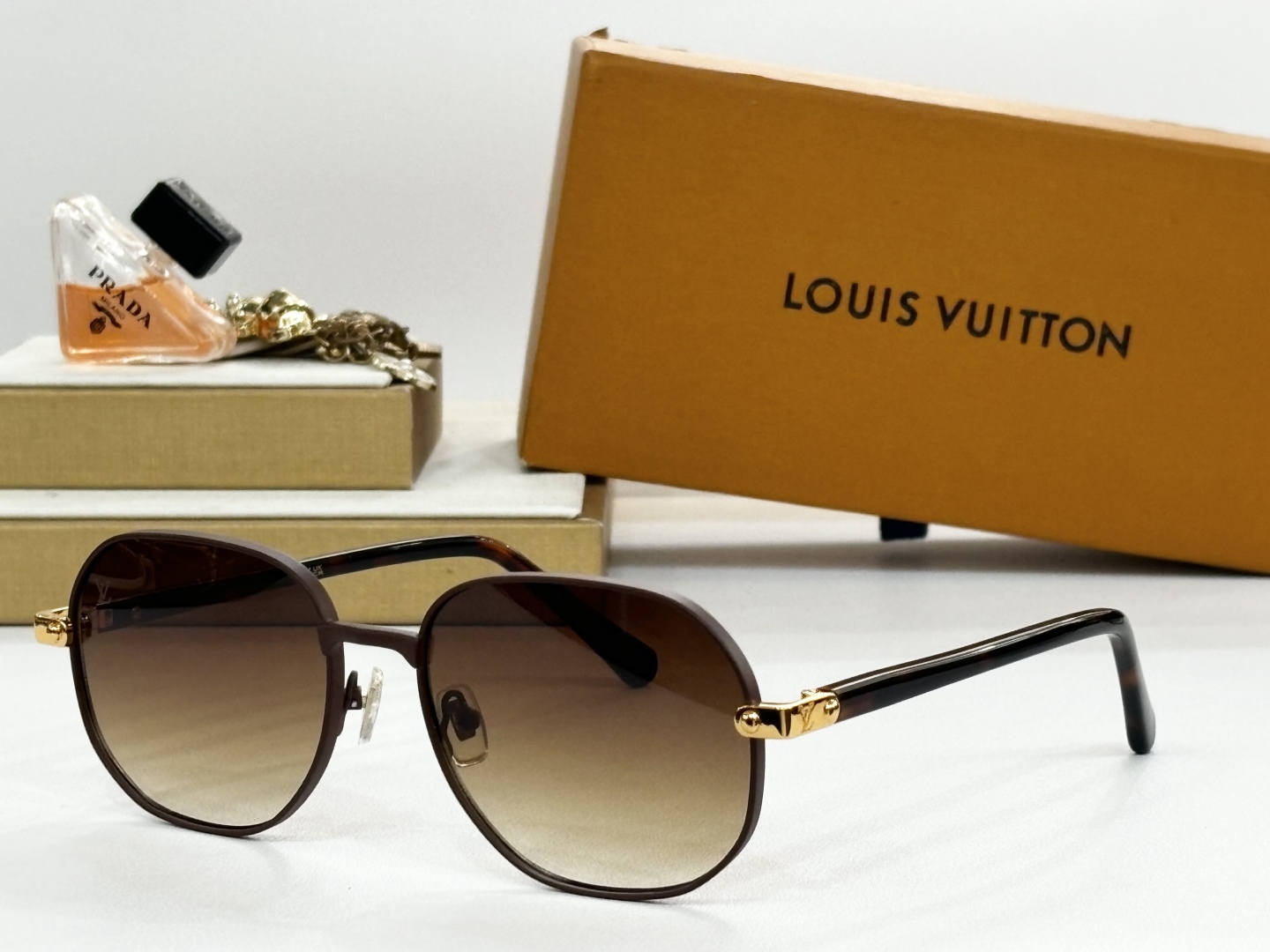  LOUIS VUITTON
MOD：Z2046U
Size：57口17-145
