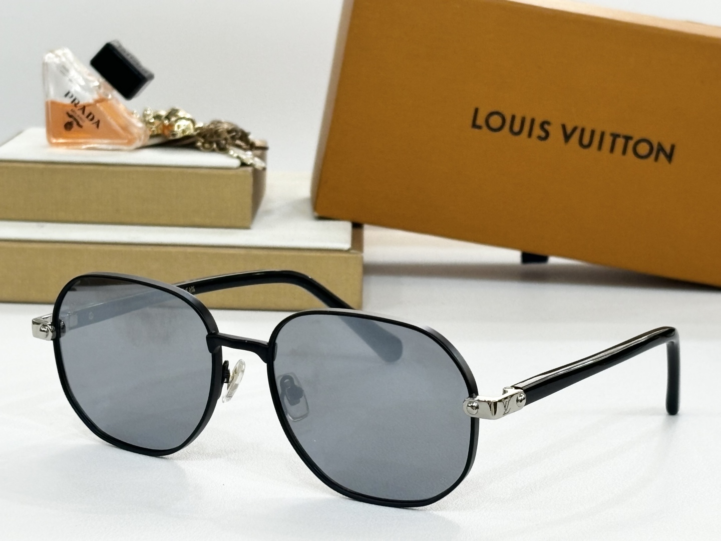  LOUIS VUITTON
MOD：Z2046U
Size：57口17-145
