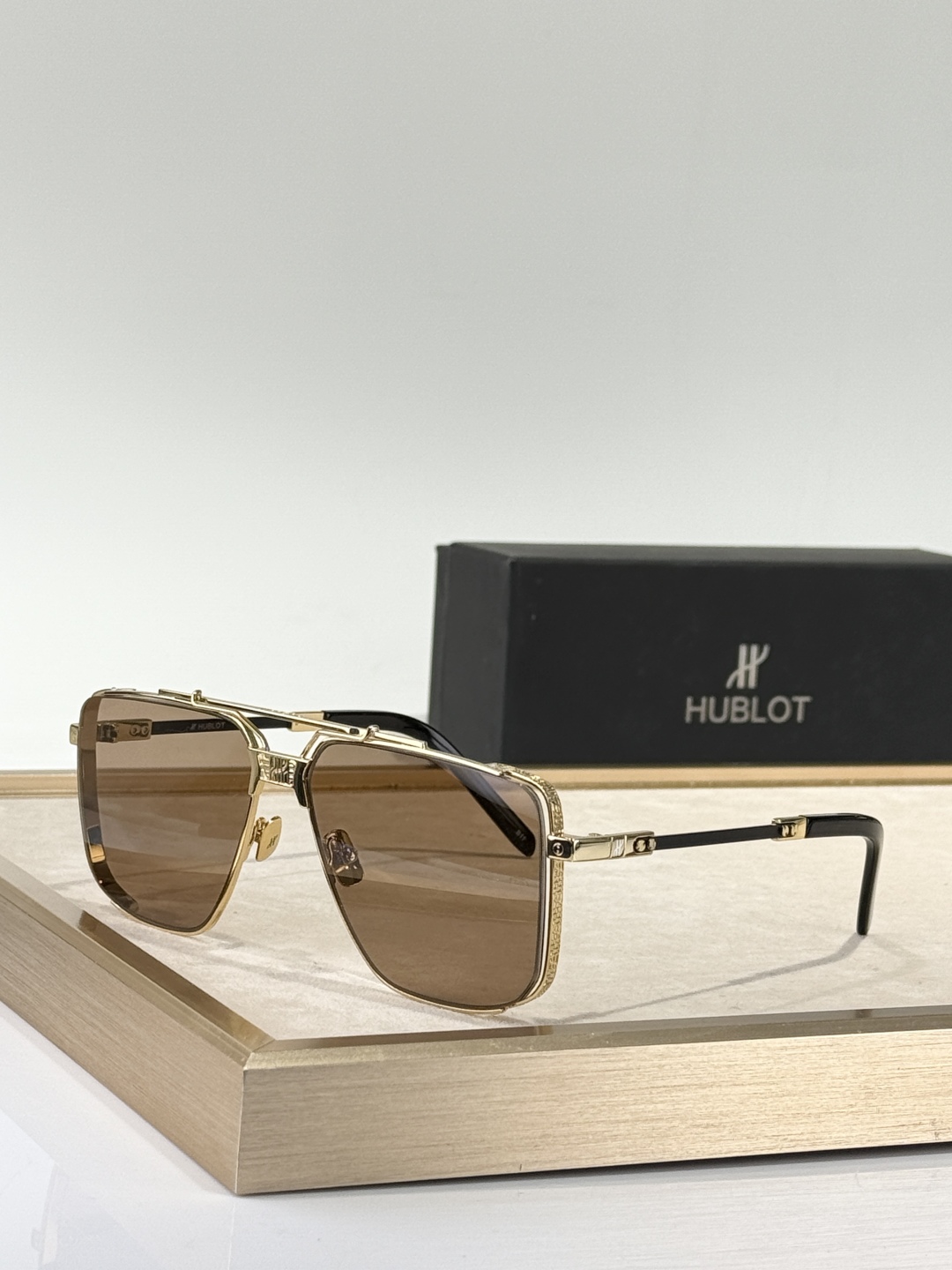  HUBLOT 
TOP quality 
MOD：H073.120.PLR
Size60口15-145