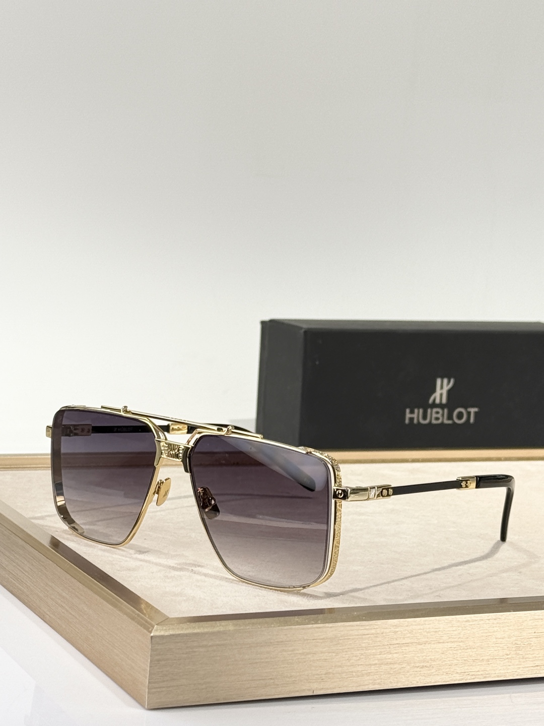  HUBLOT 
TOP quality 
MOD：H073.120.PLR
Size60口15-145