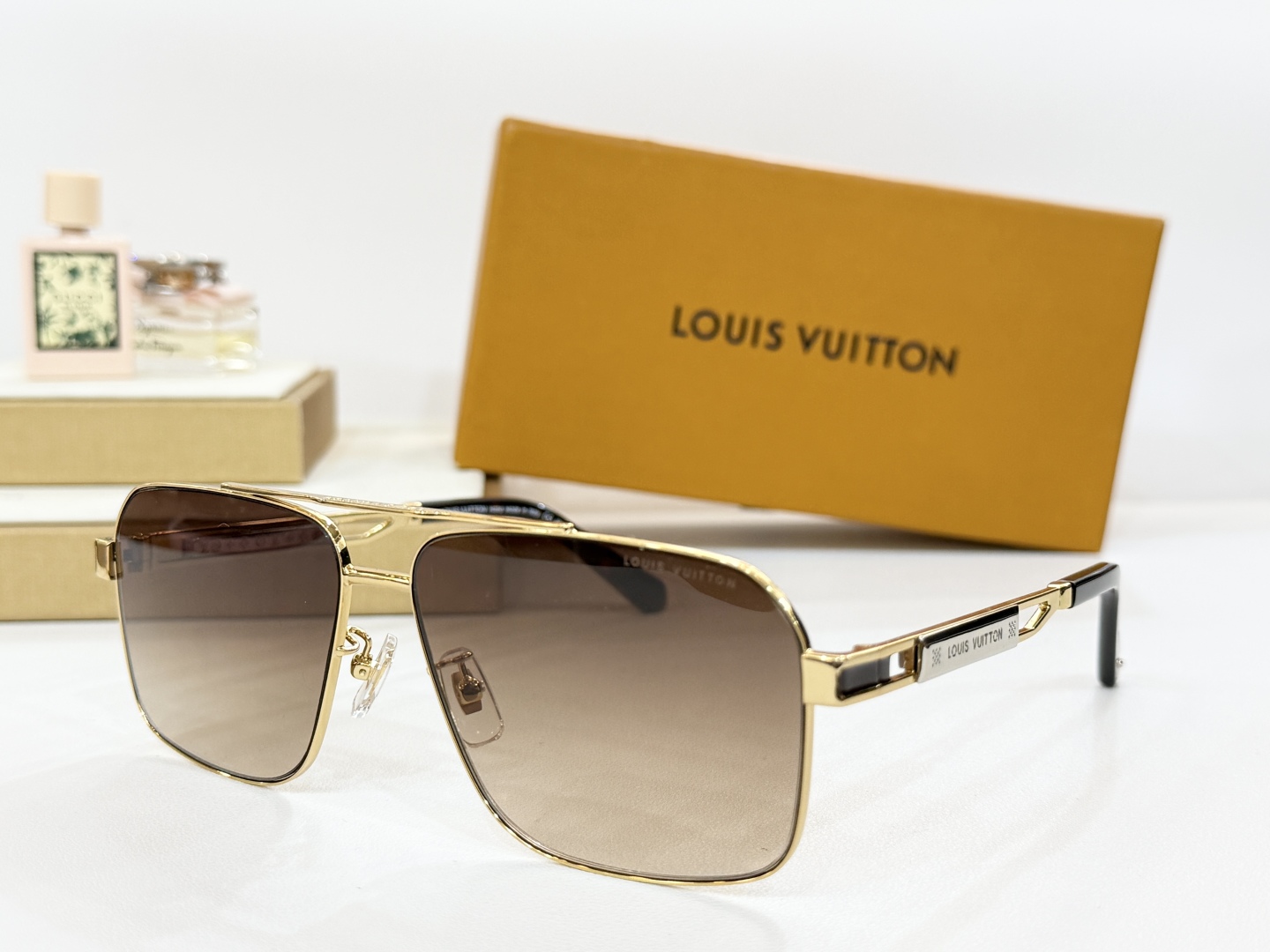  LOUIS VUITTON
MOD：Z1303
Size：62口13-145
