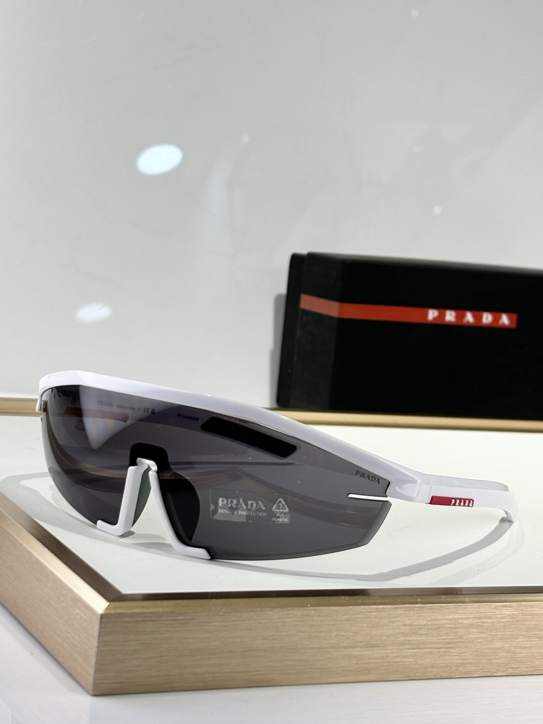  Prad*
model：SPS03Z
太阳镜采用超现代的全包围设计
前部由一个单镜片组成
具有干净、功