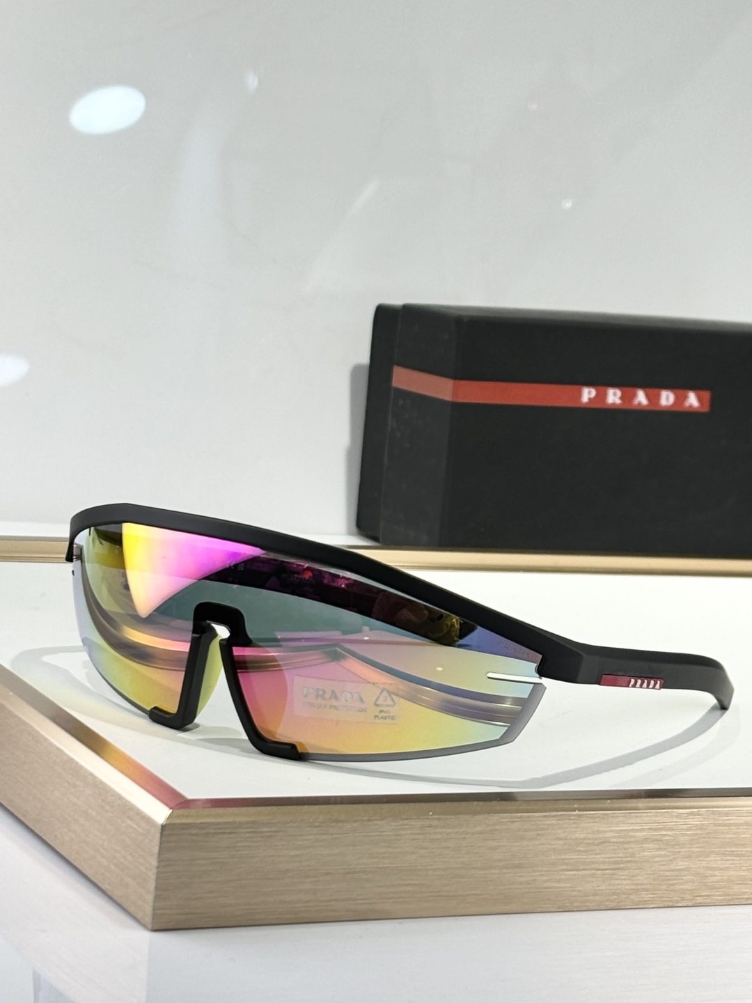  Prad*
model：SPS03Z
太阳镜采用超现代的全包围设计
前部由一个单镜片组成
具有干净、功